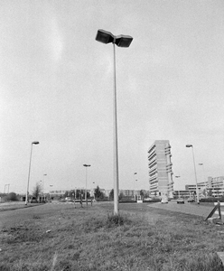 857381 Afbeelding van een lichtmast bij de rotonde tussen de Talmalaan en de Brailledreef te Utrecht.N.B. De rotonde ...
